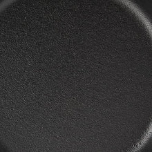 Carica l'immagine nel visualizzatore di Gallery, Lodge Wildlife Series – Padella in ghisa con scena di orsi e manico, 30,5 cm, colore: Nero