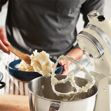 Carica l'immagine nel visualizzatore di Gallery, KitchenAid Artisan - Planetaria, Robot da cucina 4,8 litri, 5KSM185PSEAC colore: Almond Cream, Crema