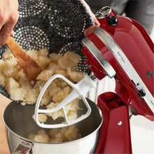 Carica l'immagine nel visualizzatore di Gallery, KitchenAid Artisan - Planetaria, Robot da cucina 4,8 litri, colore: Rosso Imperiale, Empire Red