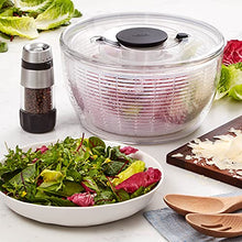 Carica l'immagine nel visualizzatore di Gallery, OXO Good Grips Centrifuga per Insalata 4.0, Trasparente, 6 L