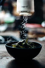 Carica l'immagine nel visualizzatore di Gallery, Finamill macina spezie elettrico con batterie Midnight Black Nero GP180134-12MIB + pz 2 capsule FinaPod PRO Plus per spezie oleose e di uso quotidiano