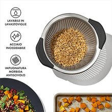 Carica l'immagine nel visualizzatore di Gallery, OXO Good Grips scolapasta scolatutto in acciaio cm 24 con piedini antiscivolo