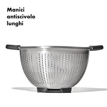 Carica l'immagine nel visualizzatore di Gallery, OXO Good Grips scolapasta scolatutto in acciaio cm 24 con piedini antiscivolo