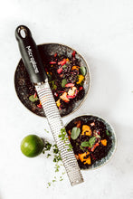 Carica l'immagine nel visualizzatore di Gallery, Microplane - Premium Zester Grattugia nera lama in acciaio inox