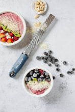 Carica l'immagine nel visualizzatore di Gallery, Microplane - Premium Zester Grattugia Blue denim lama in acciaio inox 46223E