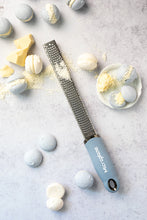 Carica l'immagine nel visualizzatore di Gallery, Microplane - Premium Zester Grattugia Blue Carta da zucchero lama in acciaio inox 46227E