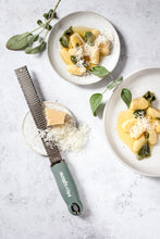Carica l'immagine nel visualizzatore di Gallery, Microplane - Premium Zester Grattugia Verde Eucalipto lama in acciaio inox 46727E