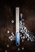 Carica l'immagine nel visualizzatore di Gallery, Microplane - Premium Zester Grattugia Blue denim lama in acciaio inox 46223E
