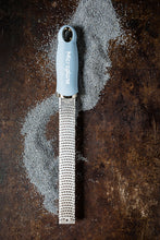 Carica l'immagine nel visualizzatore di Gallery, Microplane - Premium Zester Grattugia Blue Carta da zucchero lama in acciaio inox 46227E