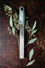 Carica l'immagine nel visualizzatore di Gallery, Microplane - Premium Zester Grattugia Verde Eucalipto lama in acciaio inox 46727E