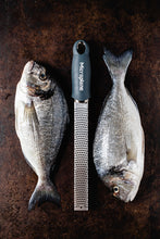 Carica l'immagine nel visualizzatore di Gallery, Microplane - Premium Zester Grattugia Grigio Antracite lama in acciaio inox 46743
