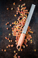 Carica l'immagine nel visualizzatore di Gallery, Microplane - Premium Zester Grattugia colore Terracotta Cinnamon Orange lama in acciaio inox 46823E