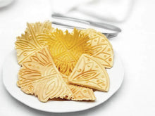 Carica l'immagine nel visualizzatore di Gallery, Cbe Biscottiera per ferratelle dolci e salate stampo Ventaglio Modello 2030100 con scatola da regalo e ricetta