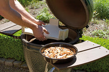 Carica l'immagine nel visualizzatore di Gallery, Big Green Egg Cherry wood chips - Truccioli per affumicare di ciliegio 113979