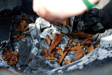 Carica l'immagine nel visualizzatore di Gallery, Big Green Egg Hickory wood chunks -pezzi di Noce americano per affumicatura 114624