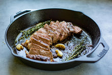 Carica l'immagine nel visualizzatore di Gallery, LODGE Tegame tondo in ghisa prettrattata a 2 manici cm 30,5 induzione Barbecue