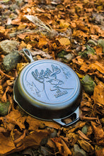 Carica l'immagine nel visualizzatore di Gallery, Lodge Padella in ghisa pretrattata a manico lungo cm 26 con logo cervo sulla base