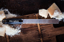 Carica l'immagine nel visualizzatore di Gallery, Microplane - Premium Zester Grattugia nera lama in acciaio inox