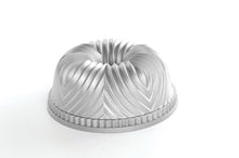 Carica l'immagine nel visualizzatore di Gallery, Stampo per Bundt Ciambella - Bavaria NordicWare tortiera con buco