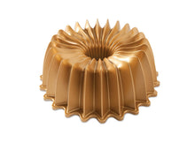 Carica l'immagine nel visualizzatore di Gallery, Nordicware Brilliance stampo per Bundt ciambella torta dolce e salata in alluminio pressofuso antiaderente