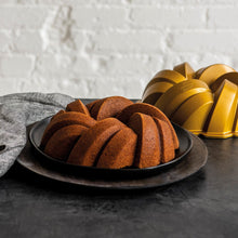 Carica l'immagine nel visualizzatore di Gallery, NordicWare Stampo per Bundt 75th Anniversary Braided torta con buco Ciambella