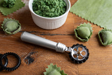 Carica l'immagine nel visualizzatore di Gallery, Marcato Pastawheel rotella pasta con 3 diversi accessori da taglio