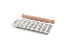 Carica l'immagine nel visualizzatore di Gallery, Marcato Stampo per ravioli Raviolatore 35 mm x 24 pz
