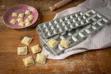 Carica l'immagine nel visualizzatore di Gallery, Marcato Stampo per ravioli Raviolatore 35 mm x 24 pz