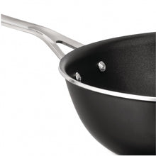 Carica l'immagine nel visualizzatore di Gallery, Alessi Pots&pans padella alta Wok cm 28 induzione antiaderente AJM114/28B con amico in acciaio