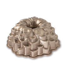 Carica l'immagine nel visualizzatore di Gallery, NordicWare Blossom Pan stampo bundt ciambella fiore cm 25 antiaderente