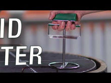 Carica e avvia il video nel visualizzatore di galleria, Big Green Egg Cast Iron Grid Lifter alza griglia per barbecue 127341