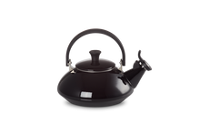 Carica l'immagine nel visualizzatore di Gallery, Le Creuset Bollitore Kettle Zen Nero in acciaio smaltato induzione con fischio Lt 1,5