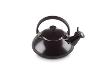 Carica l'immagine nel visualizzatore di Gallery, Le Creuset Bollitore Kettle Zen Nero in acciaio smaltato induzione con fischio Lt 1,5