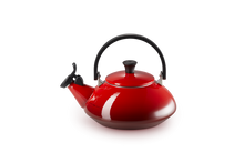 Carica l'immagine nel visualizzatore di Gallery, Le Creuset Bollitore Kettle Zen Rosso ciliegia in acciaio smaltato induzione con fischio Lt 1,5