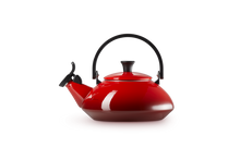 Carica l'immagine nel visualizzatore di Gallery, Le Creuset Bollitore Kettle Zen Rosso ciliegia in acciaio smaltato induzione con fischio Lt 1,5