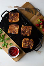 Carica l'immagine nel visualizzatore di Gallery, LODGE Piastra Blacklock Bistecchiera liscia in ghisa triple seasoned e antiaderente 25 x 50 cm BL77DG