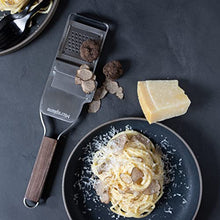 Carica l'immagine nel visualizzatore di Gallery, Microplane Truffle Tool Grattugia Accessorio per Tartufo 2in1 - Affetta & Grattugia in acciaio inox con manico in legno 43313