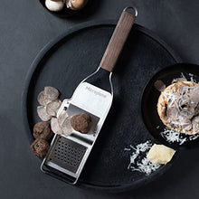 Carica l'immagine nel visualizzatore di Gallery, Microplane Truffle Tool Grattugia Accessorio per Tartufo 2in1 - Affetta & Grattugia in acciaio inox con manico in legno 43313