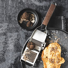 Carica l'immagine nel visualizzatore di Gallery, Microplane Truffle Tool Grattugia Accessorio per Tartufo 2in1 - Affetta & Grattugia in acciaio inox con manico in legno 43313