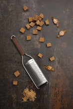 Carica l'immagine nel visualizzatore di Gallery, Microplane Serie Master Lama spessa Coarse con manico in legno 43300