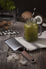 Carica l'immagine nel visualizzatore di Gallery, Microplane Serie Master Lama spessa Coarse con manico in legno 43300