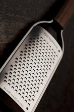 Carica l'immagine nel visualizzatore di Gallery, Microplane Serie Master Lama spessa Coarse con manico in legno 43300