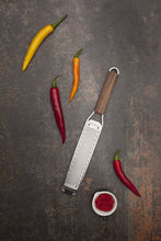 Carica l'immagine nel visualizzatore di Gallery, Microplane Serie Master Zester Grattugia lama fine in acciaio inox con manico in legno 43320E