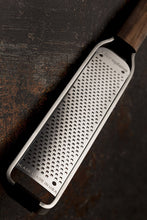 Carica l'immagine nel visualizzatore di Gallery, Microplane Serie Master Zester Grattugia lama fine in acciaio inox con manico in legno 43320E