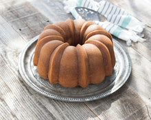 Carica l'immagine nel visualizzatore di Gallery, NordicWare Stampo Bundt - Anniversary Torta Ciambella dolce e salato