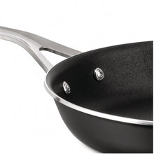 Carica l&#39;immagine nel visualizzatore di Gallery, Alessi Pots&amp;pans padella cm 24 induzione antiaderente AJM110/24B con amico in acciaio
