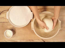 Carica e avvia il video nel visualizzatore di galleria, Emile Henry Stampo Cuoci pane tondo da forno in ceramica con coperchio bordeaux 5507
