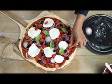 Carica e avvia il video nel visualizzatore di galleria, Emile Henry Pizza stone pietra per pizza da forno in ceramica refrattaria Antracite cm 36,5 7514
