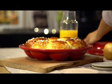Carica e avvia il video nel visualizzatore di galleria, Emile Henry Stampo Cuoci pane corona per panini da forno in ceramica con coperchio bordeaux 5505
