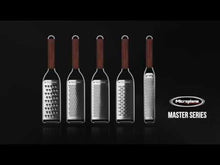 Carica e avvia il video nel visualizzatore di galleria, Microplane Serie Master Zester Grattugia lama fine in acciaio inox con manico in legno 43320E
